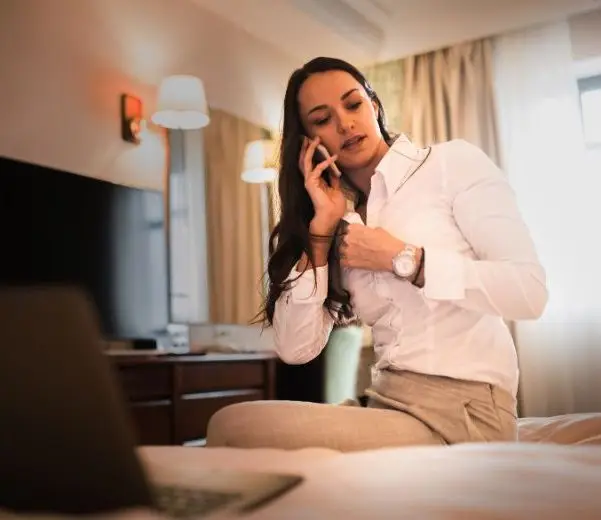 Checklist tecnológico para hotéis no Algarve com ícones de Wi-Fi, cibersegurança, check-in digital e backup de dados, preparando a época alta turística de 2026