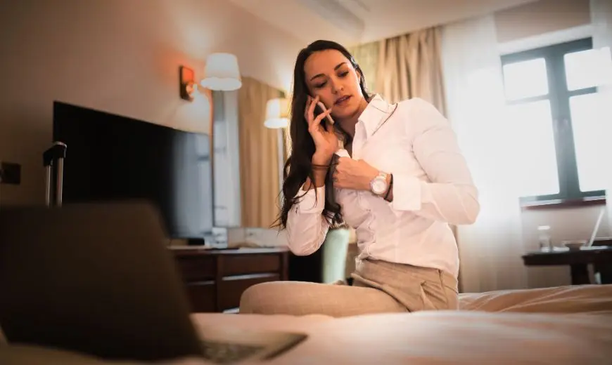 Checklist tecnológico para hotéis no Algarve com ícones de Wi-Fi, cibersegurança, check-in digital e backup de dados, preparando a época alta turística de 2026